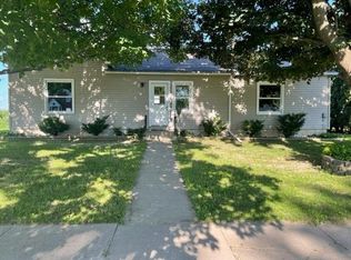1004 Pleasant St, Sumner, IA 50674
