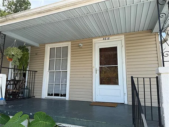 4618 Annunciation St — Photo 2