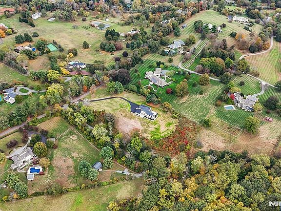 3rd image of 465 Cherry Ln