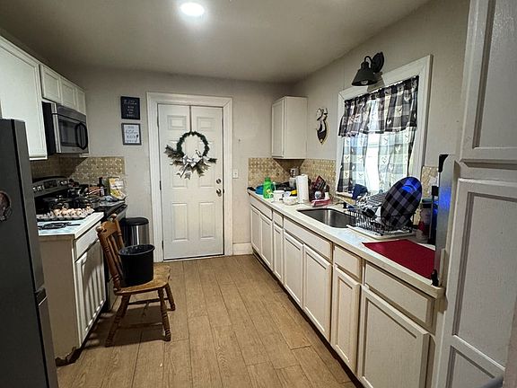 3rd image of 407 Humphrey Ave