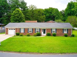 802 Foxwood Ct SW, Lenoir, NC 28645