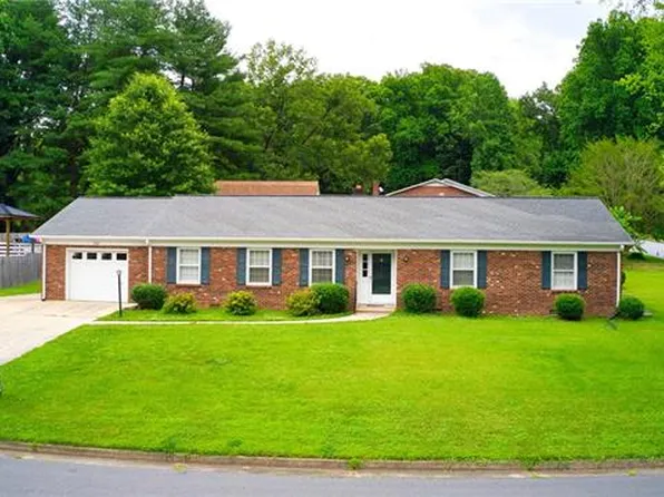 802 Foxwood Ct SW, Lenoir, NC 28645