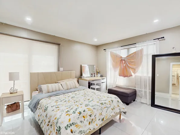 4202 Manhattan Avenue image 9 of 25