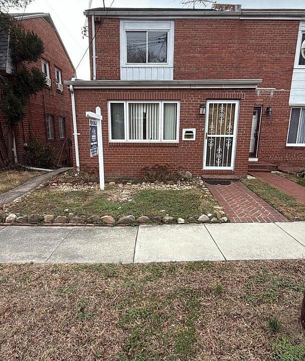 1st image of 245 Nicholson St NE