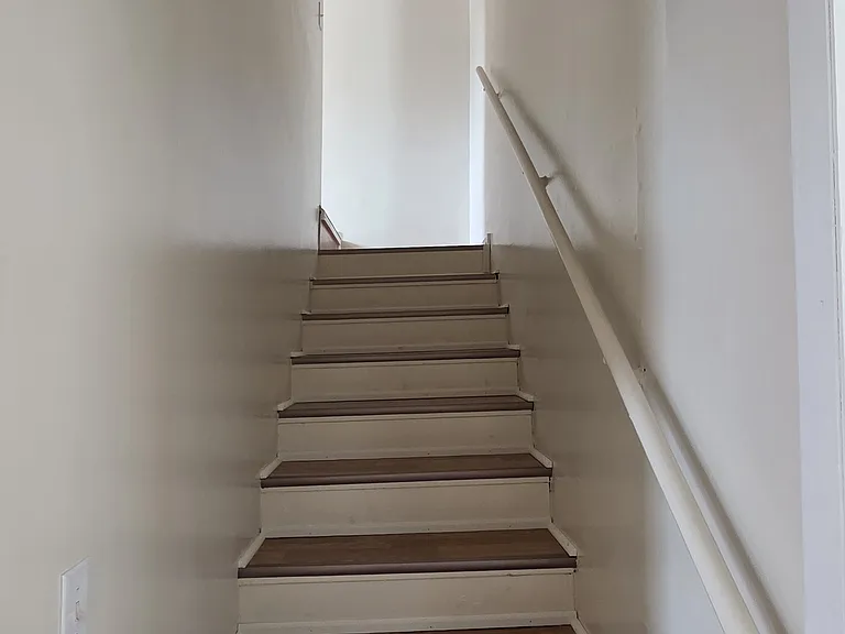 555 1/2 Canterbury Dr — Photo 11