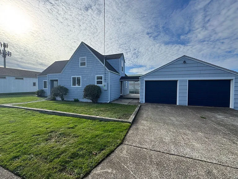 127 NE Benton St — Photo 3