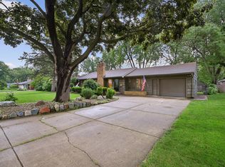 1200 Shryer Ave W, Roseville, MN 55113