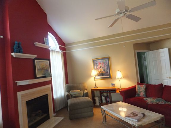Living Room-Gas Firepla
