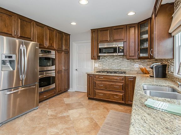 COMPLETELY UPDATED KITCHEN W/ ALL SS GE PROFILE APPLIANCES