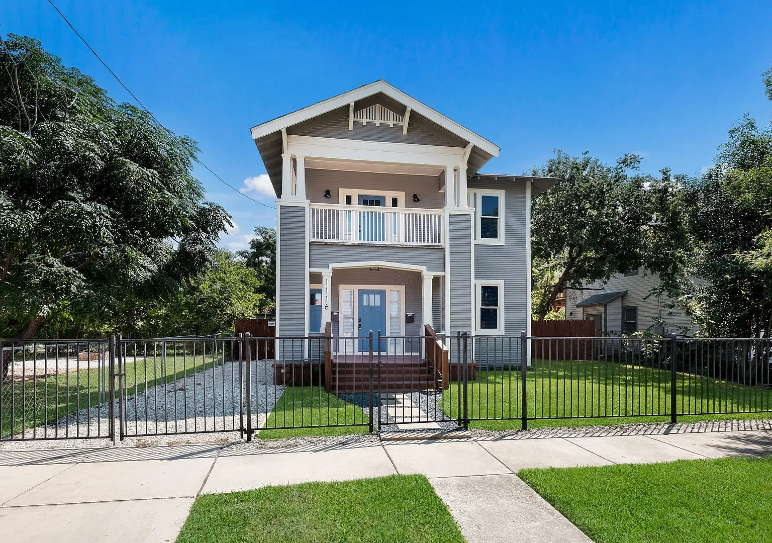 Private Balcony & Prime Location — Photo 2