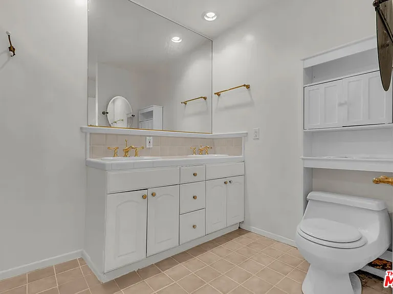 9322 Lasaine Ave — Photo 34