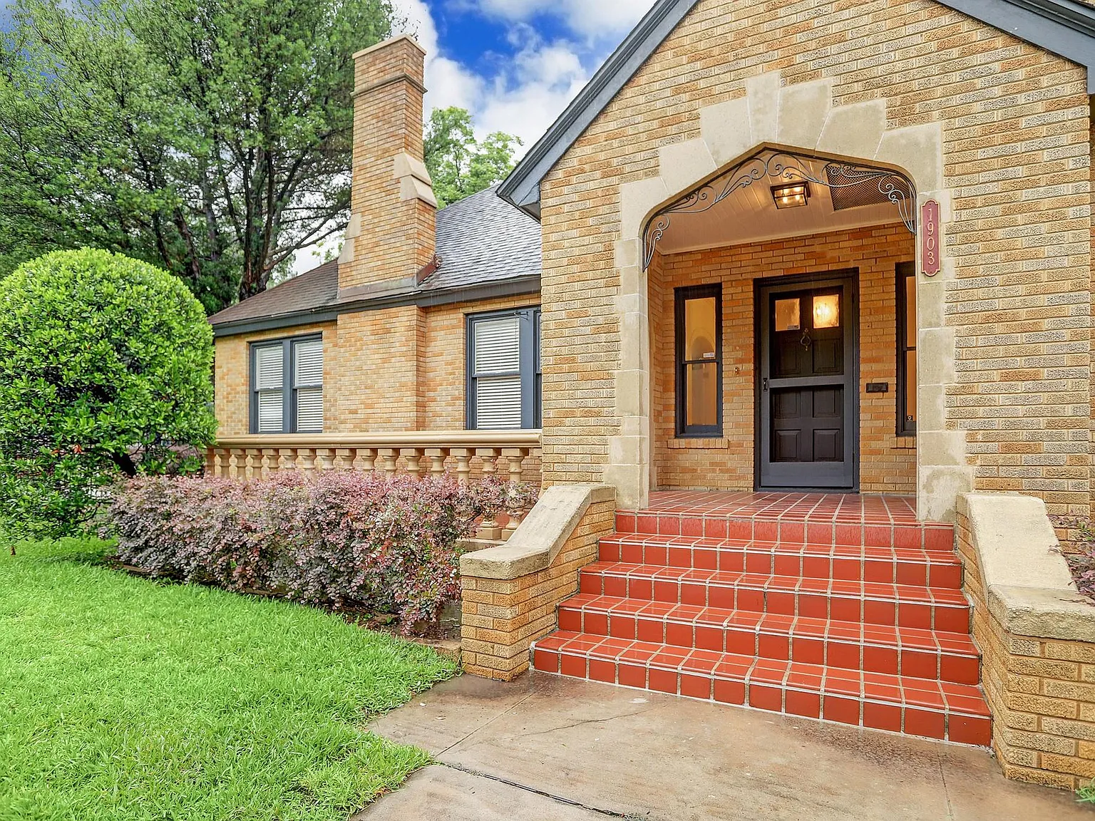 3 bed, 2.0 bath, 2617 sqft, $5,000 — Photo 3