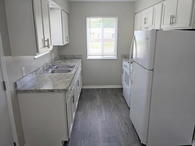 2497 Briarwood Dr — Photo 2