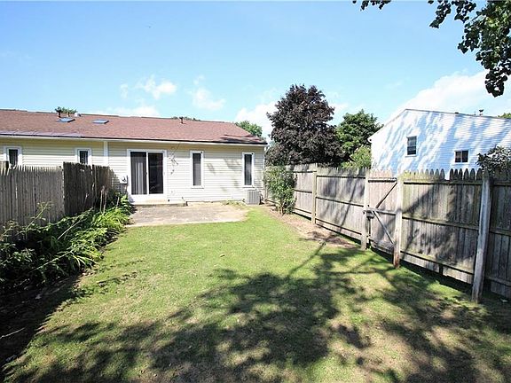 2nd image of 150 Willow Pond Way