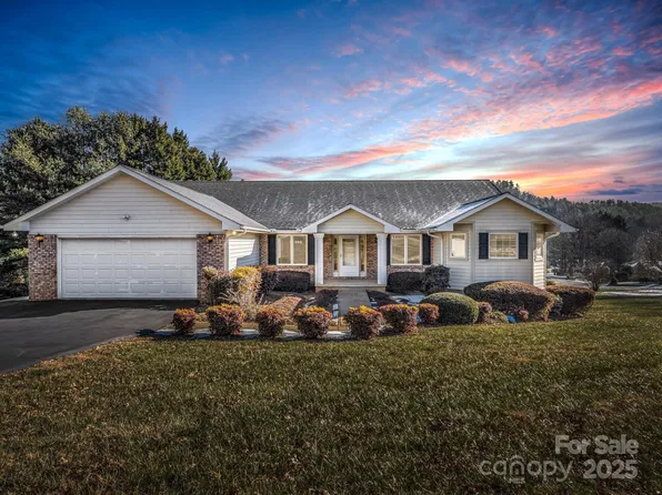 53 Beaumont Dr, Hendersonville, NC 28739