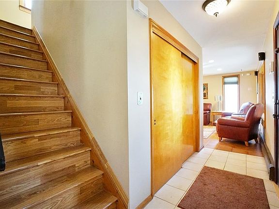 3rd image of 644 Ionia Ave