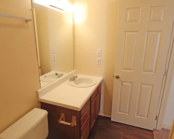211 Chevy Chase Dr — Photo 3