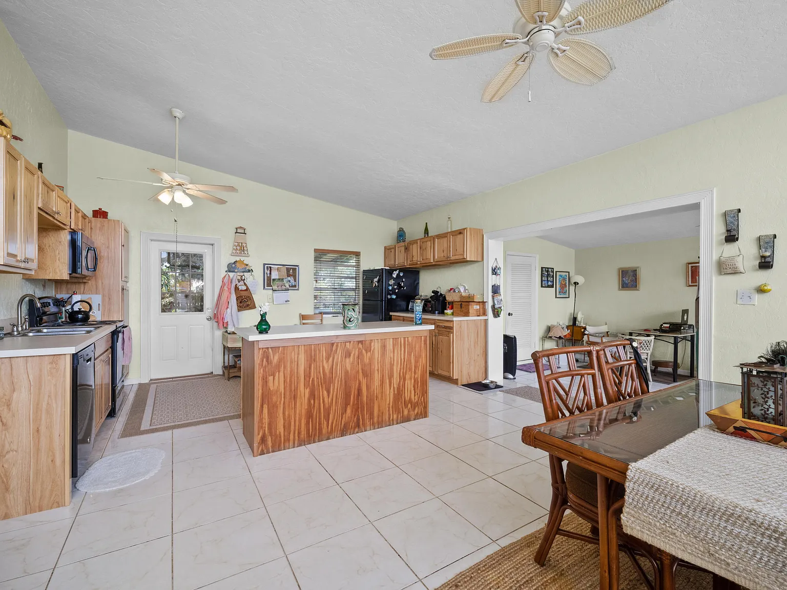 3 bed, 2.0 bath, 1293 sqft, $3,350 — Photo 3