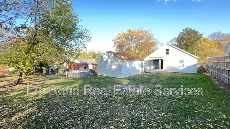3 bed, 1.0 bath, 874 sqft, $1,275 — Photo 3