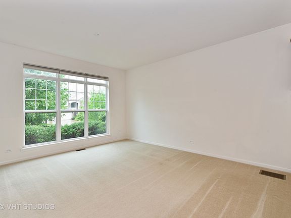 4th image of 318 English Oak Ln