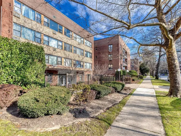 15 Hillpark Avenue #3N, Great Neck, NY 11020