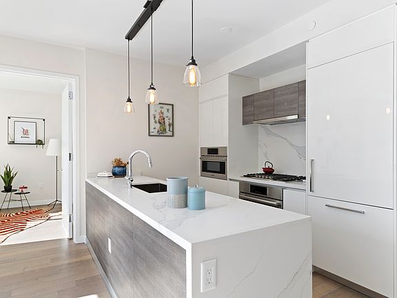 3rd image of 505-513 W 43rd St #6H