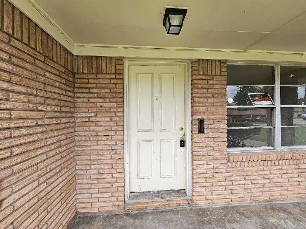 3 bed, 1.0 bath, 1465 sqft, $1,799 — Photo 2