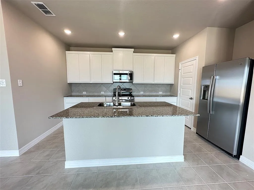 4 bed, 2.5 bath, 2647 sqft, $2,700 — Photo 3