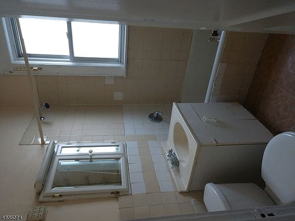4th image of 214 Munn Ave