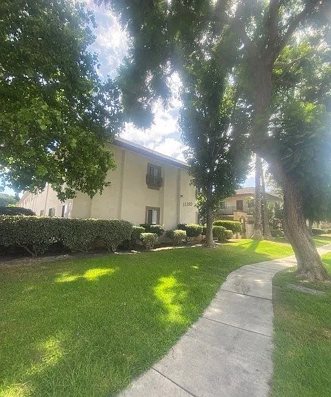 Plaza Court — Photo 4