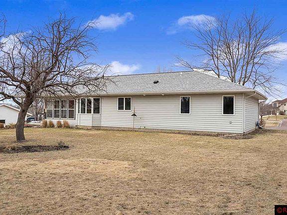 3rd image of 105 Meadow Ln