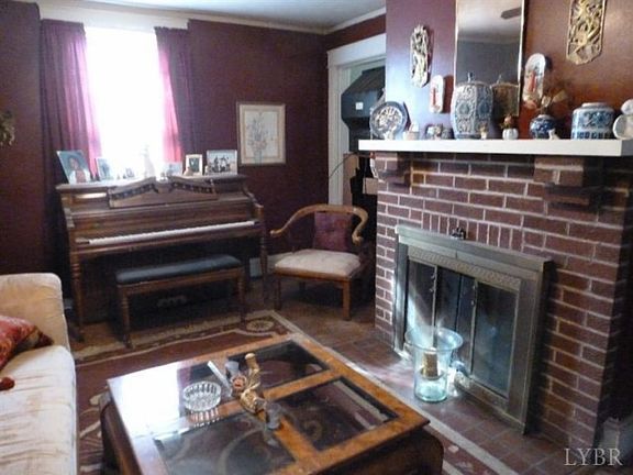 4th image of 810 Centerdale St
