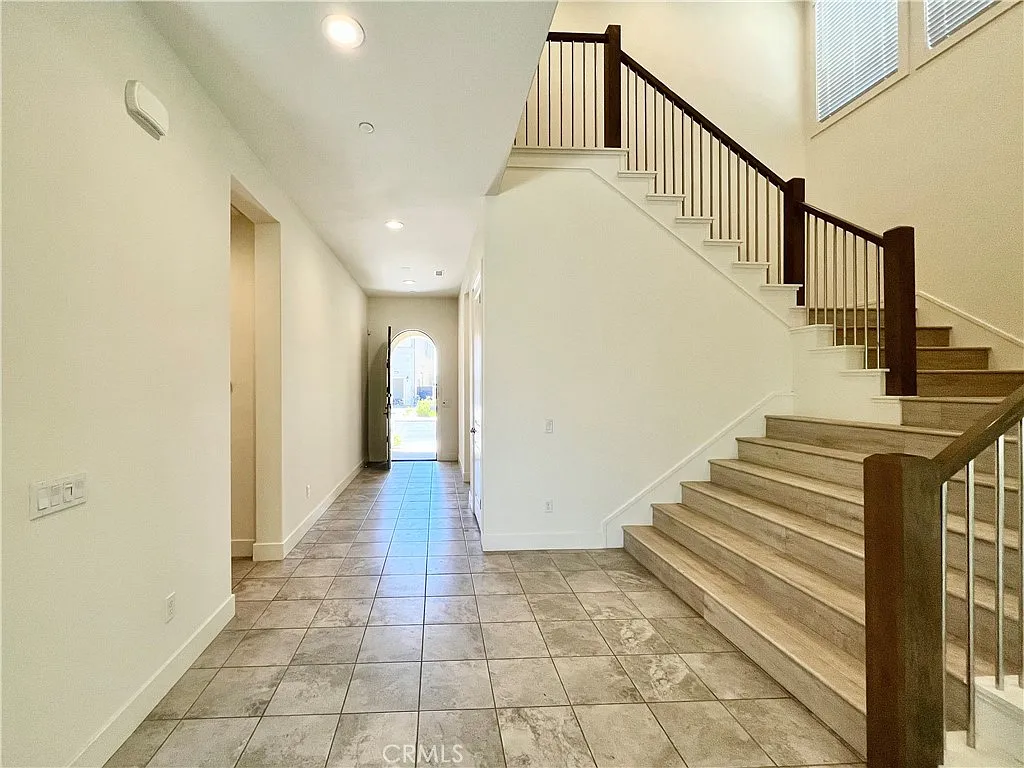 5 bed, 4.5 bath, 3328 sqft, $7,500 — Photo 3