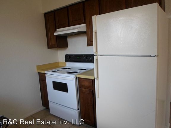 5th image of 1102 N Wedgewood Dr