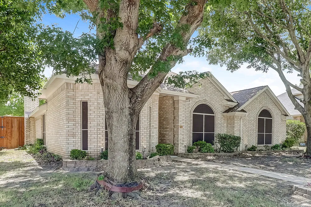 4 bed, 2.0 bath, 2237 sqft, $2,475 — Photo 3