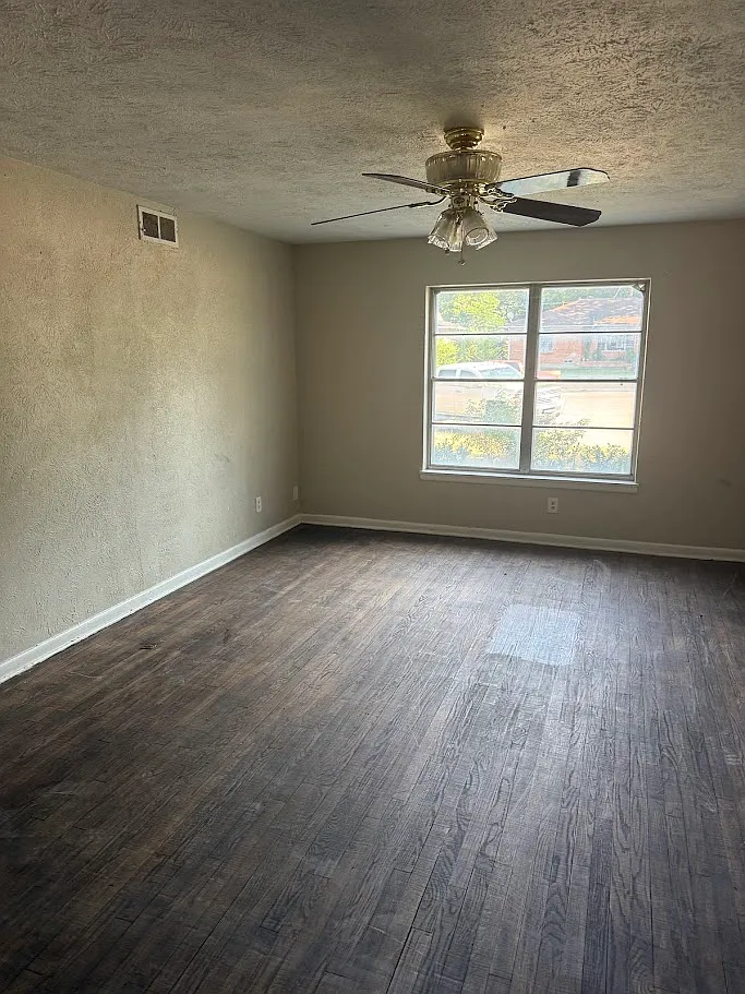 Calyx Cir, Dallas — Photo 2