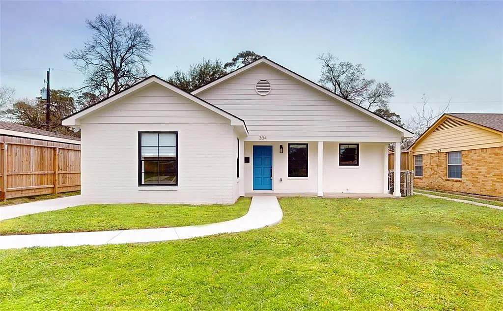 4 bed, 2.0 bath, 1656 sqft, $2,495 — Photo 1