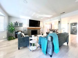 915 England St, Huntington Beach, CA 92648