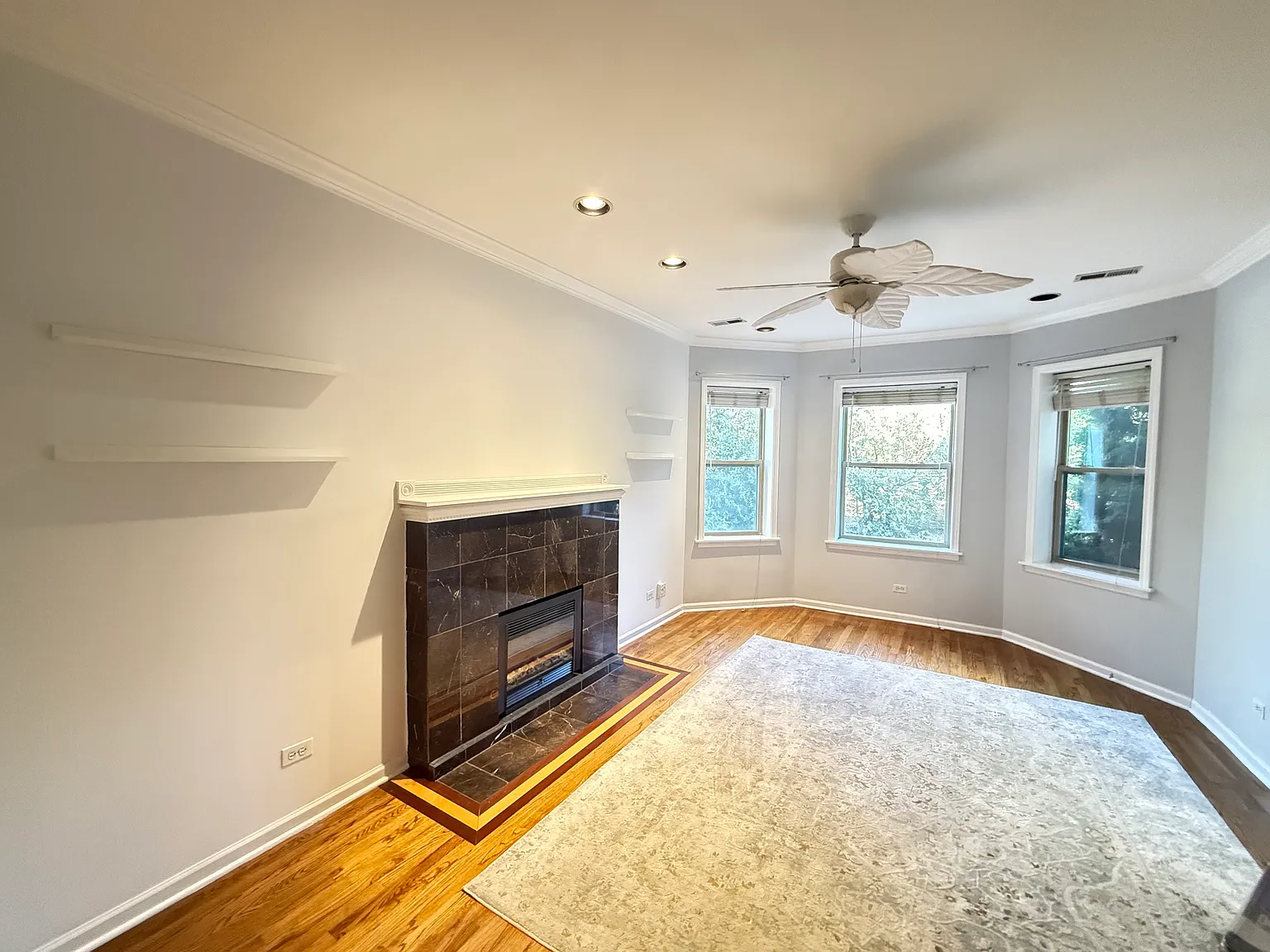 2 bed, 850 sqft, $2,200 — Photo 1