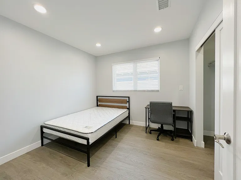 2641 S Budlong Ave #2641 — Photo 16
