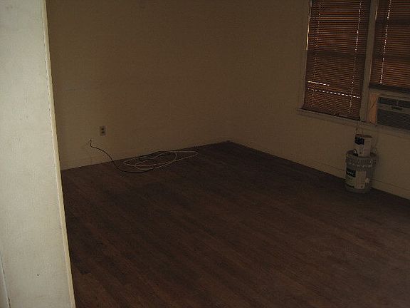 5th image of 300 E 42nd St
