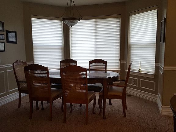 Dining area large enough to 