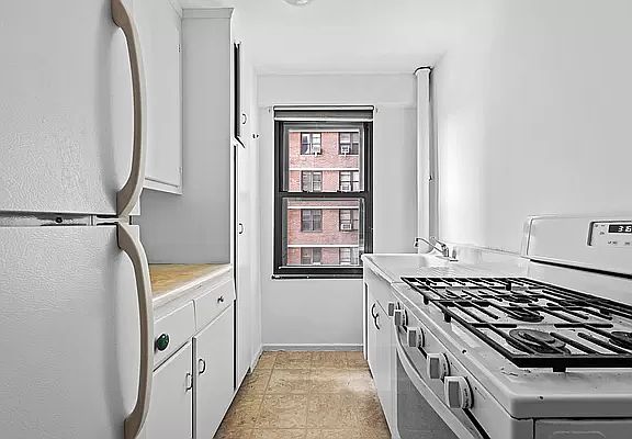 3rd image of 415 Grand St APT E505