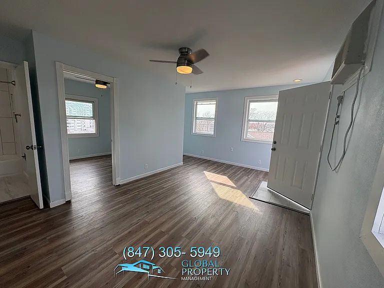 Lakefront Apartments — Photo 19