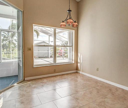 3rd image of 198 SW Dalton Cir
