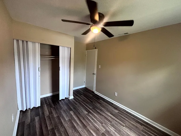 5523 Livingston Dr — Photo 19