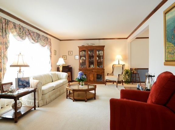 2nd image of 425 W Kerry Ct
