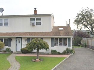45 Farm Ln, Levittown, NY 11756
