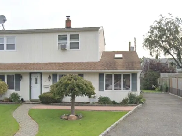 45 Farm Ln, Levittown, NY 11756