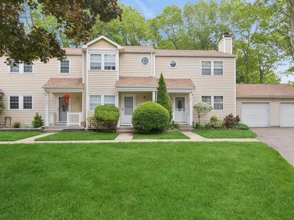 18 Taylor Commons, Yaphank, NY 11980